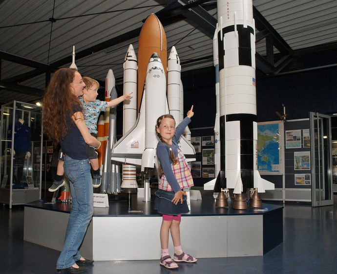 Familie vor Raketennachstellungen