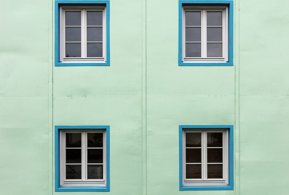 Fenster auf grüner Fassade