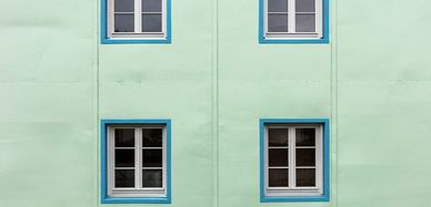 Fenster auf grüner Fassade