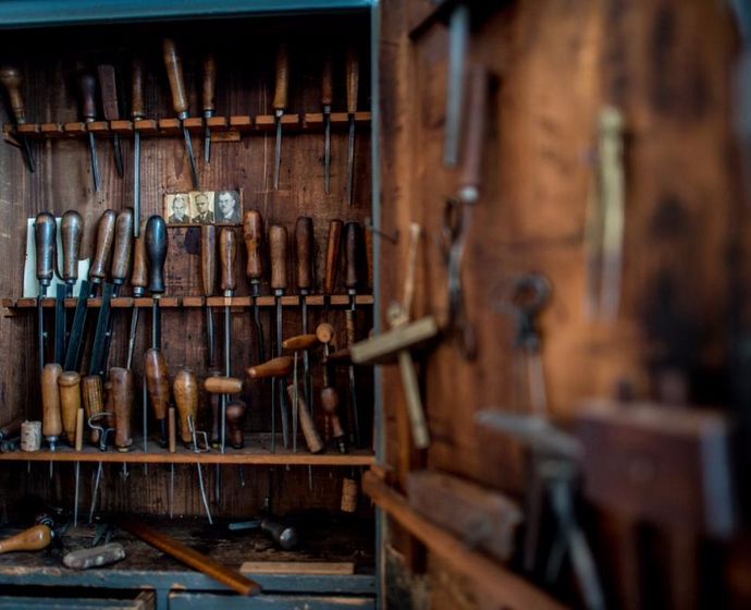 Alter Holzschrank mit Werkzeugfach