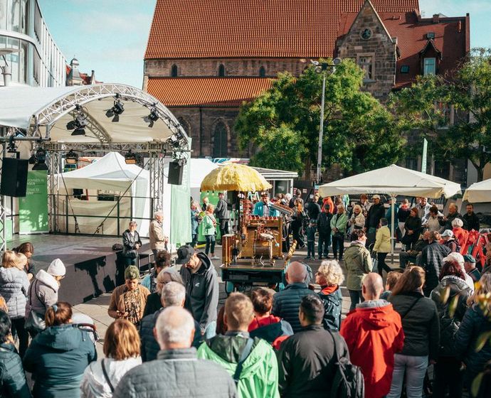 Viele Besucher vor der Bühne im Sonnenschein in Erfurt