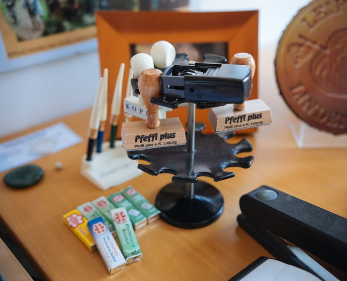 Schreibtisch mit Pfeffi-Stempeln
