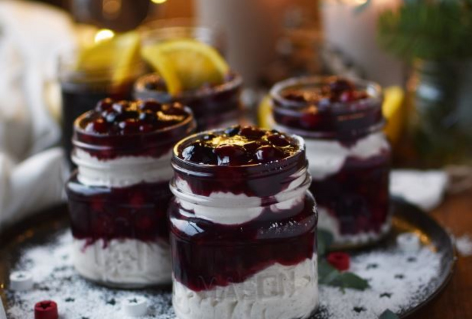 3 Gläser Glühwein-Kompott mit Zimt-Mousse