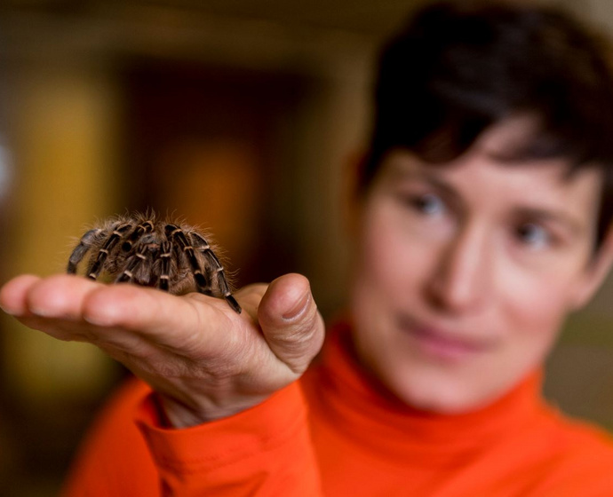 Thorid Zierold mit Vogelspinne auf der Hand