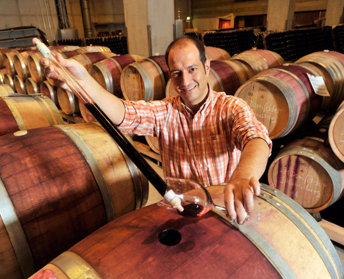 Wackerbarth-Betriebsleiter Jürgen Aumüller füllt Wein vom Fass ins Glas