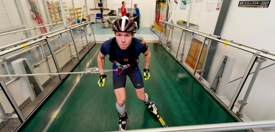 Junger Sportler auf Trainigsgerätschaft