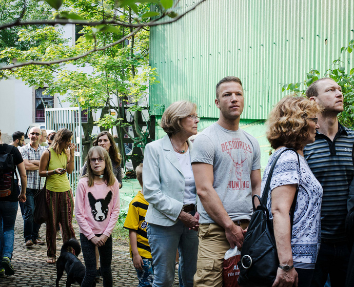 Besucher in der Schlange