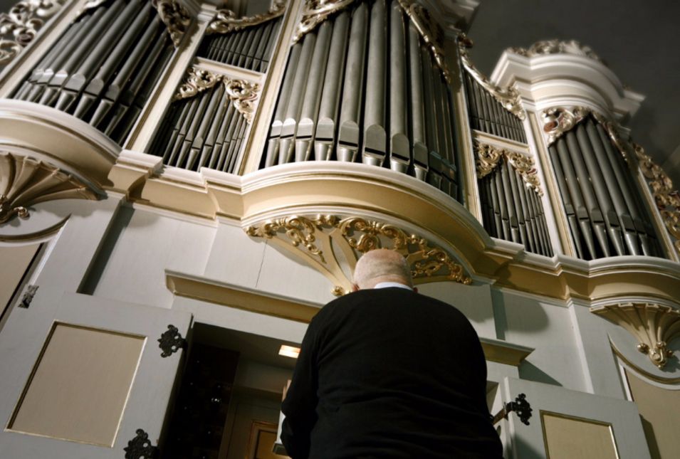 Dr. Wolfgang Skorupa an der Silbermann-Orgel Crostau