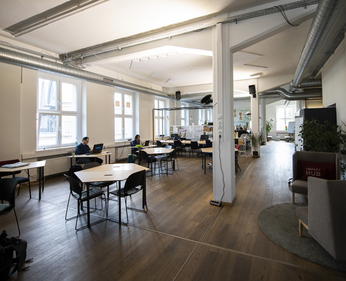 Blick in den großen Büroraum im Impact Lab