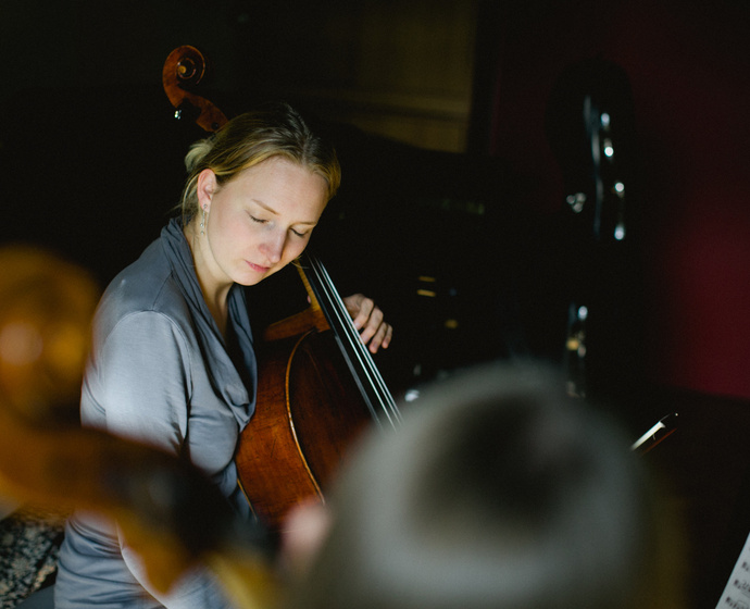 Die Cellistin beim Spielen mit geschlossenen Augen