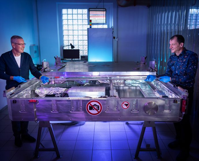 Die beiden FLAXRES-Geschäftsführer Harald Gross und Michael Heuschkel stehen an einer Prototypenanlage