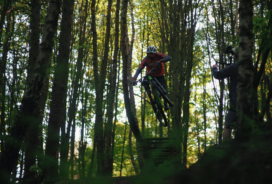 Mountainbiker im Wald