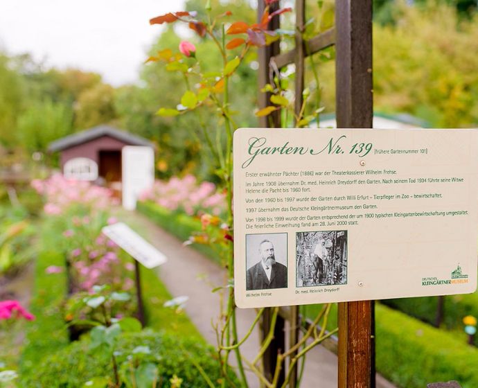 Info-Tafel über ehemaligen Besitzer einer Gartenlaube