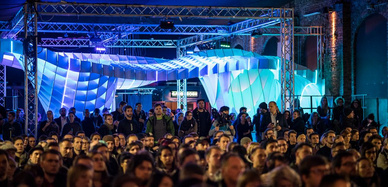 Ausstellungsstück von Nordwerk Design bei einer Messe blau angestrahlt