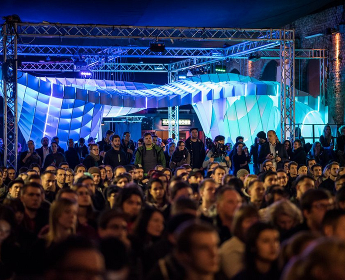 Ausstellungsstück von Nordwerk Design bei einer Messe blau angestrahlt