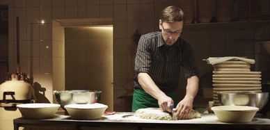 Lutz Geißler bereitet Brotteig zu