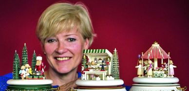 Katrin Flade-Drechsel mit drei Spieluhren voller gedrechselter Figuren