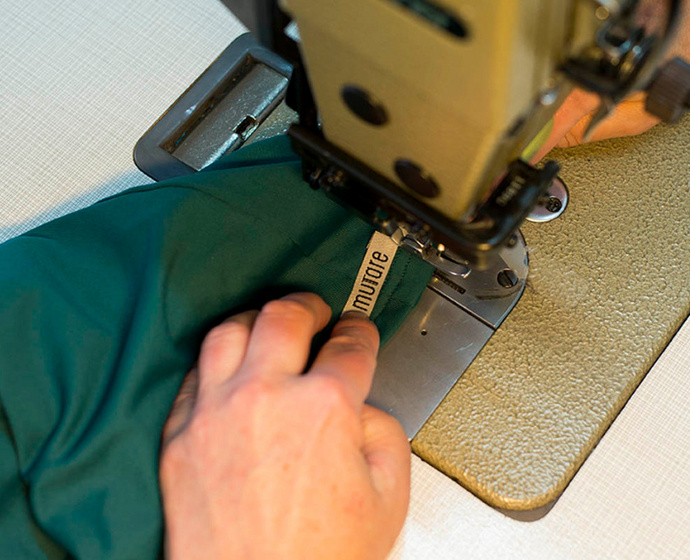 Stück Stoff unter der Nähmaschine
