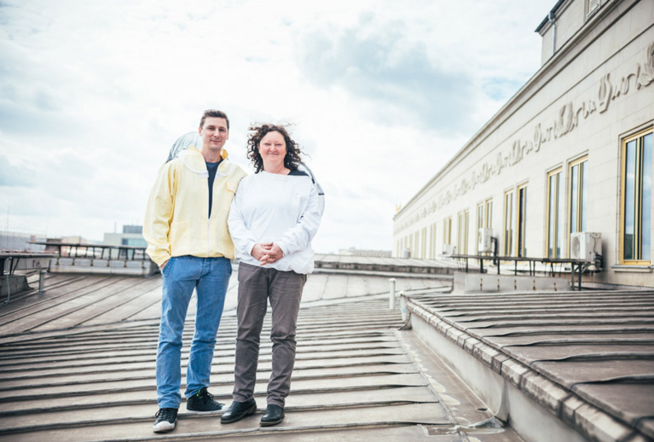 Mann und Frau auf Leipzioger Operndach