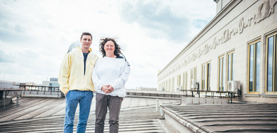 Mann und Frau auf Leipzioger Operndach