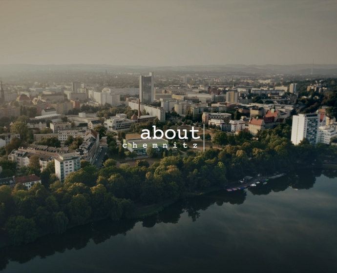 Blick von oben auf Chemnitz und einen See