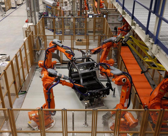 Roboterarme fügen Teile zusammen