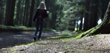 Frau auf Wanderweg