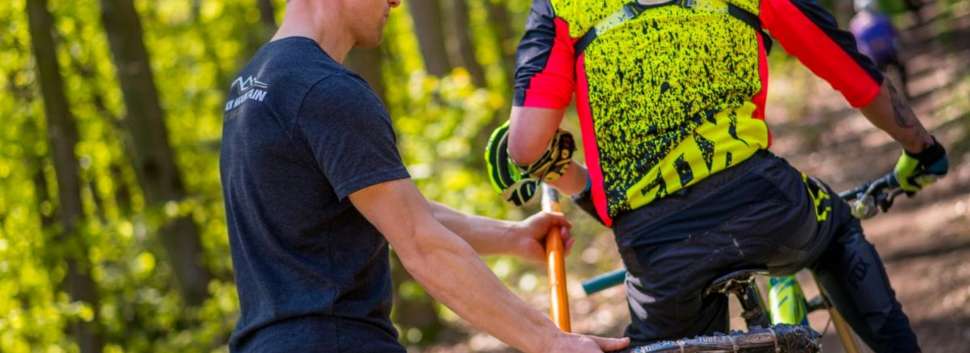 zwei Menschen beim Nordic-Walking
