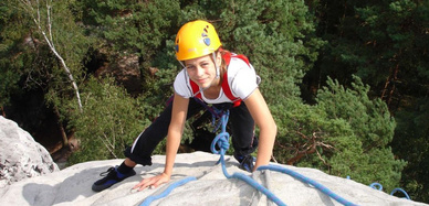 Schülerin am Felsen