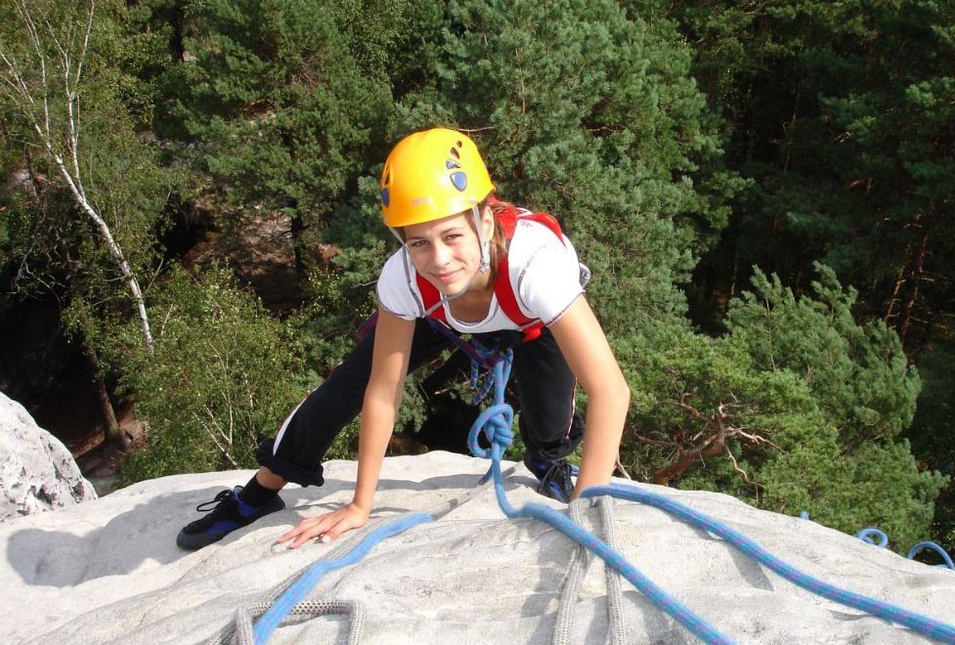 Schülerin am Felsen