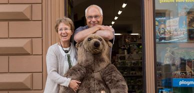 Ehepaar Löbner mit einem lebensgroßen Teddybären