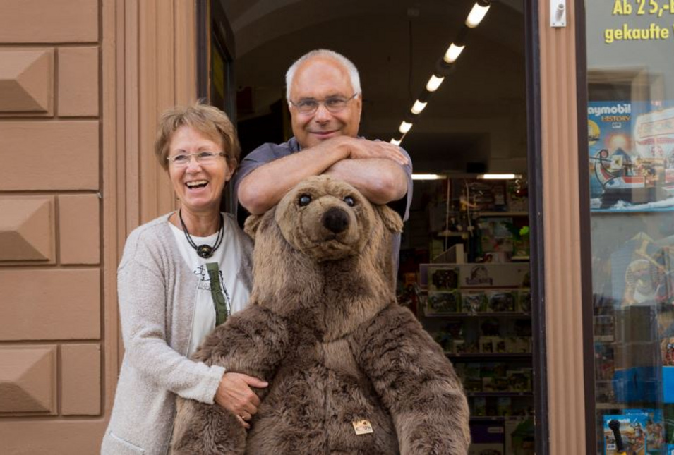 Ehepaar Löbner mit einem lebensgroßen Teddybären