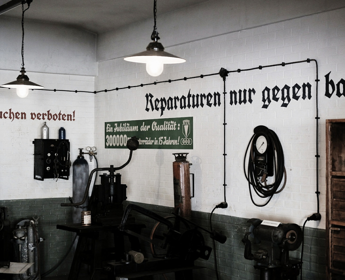 Nachstellung einer Auto-Werkstatt
