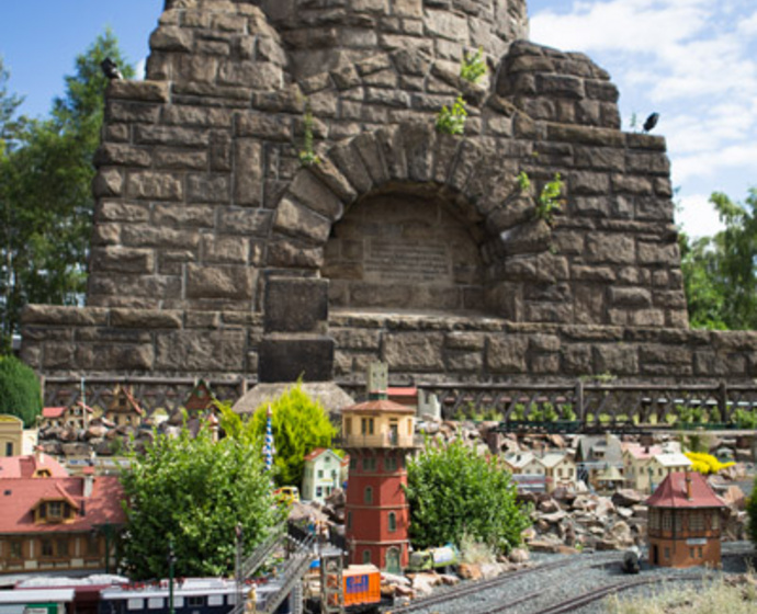 Modelleisenbahn am Fuße des Turms