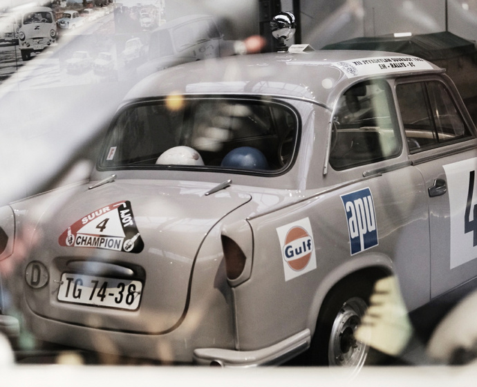 Trabant mit Werbebannern