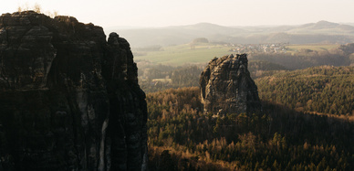 Freistehende Felsen im Morgenlicht