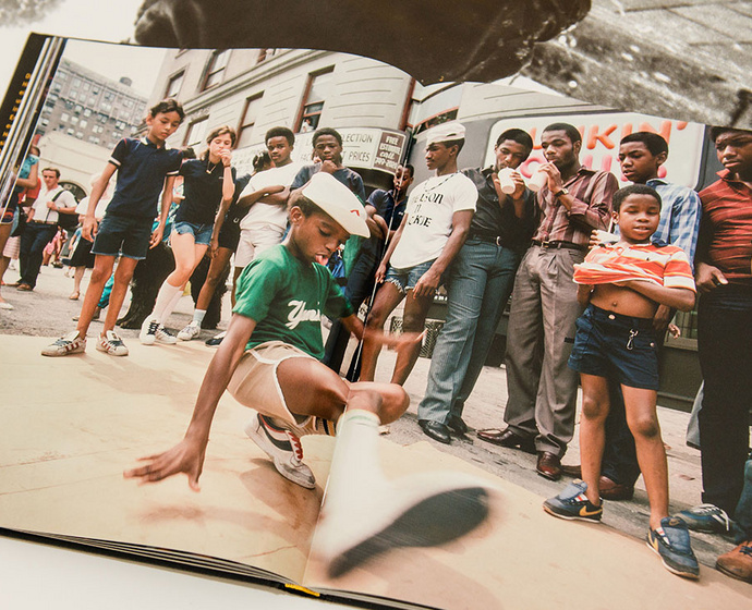 Foto von Breakdancern in einem Buch