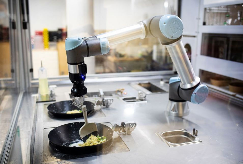 Der Roboter von DaVinci Kitchen bereitet zwei Portionen gleichzeitig zu.