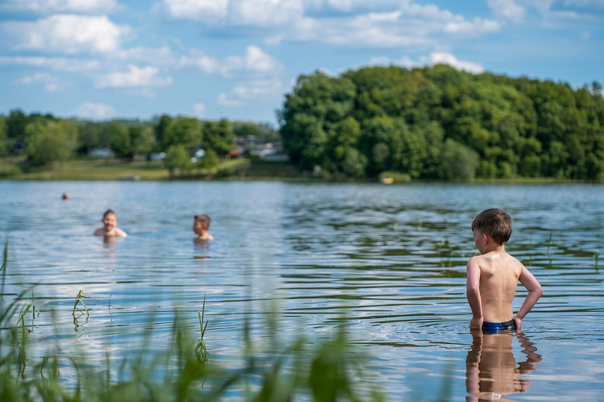 Kinder baden in der Talsperre