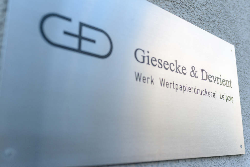 Namensschild von Giesecke&Devrient an der EIngangstür